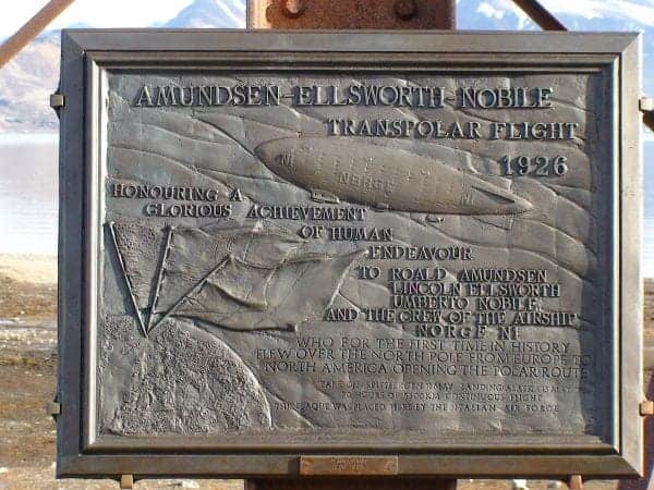 Gedenktafel zur Nordpol-Expedition von Amundsen, Ellsworth und Nobile